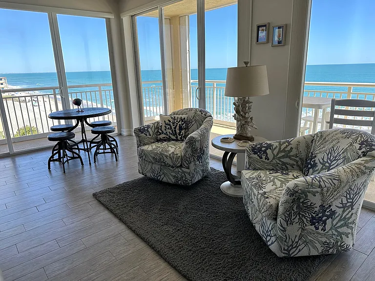 Living Area
Swivel Chairs