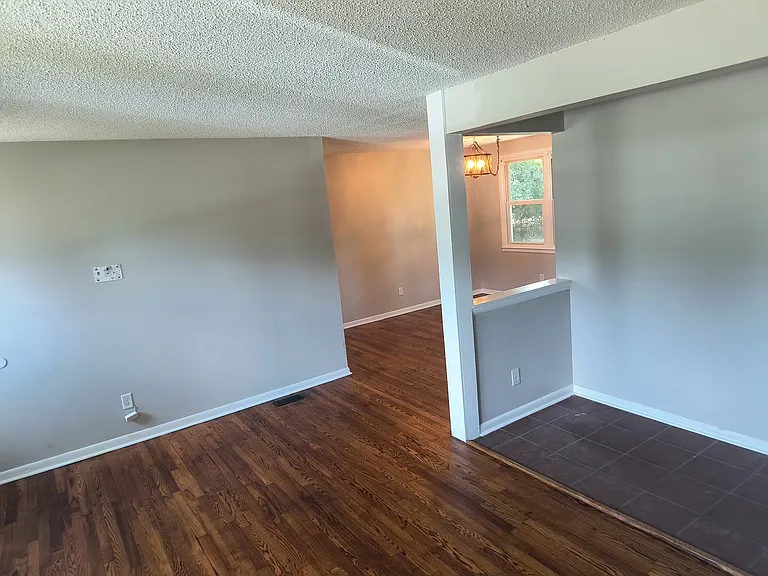 504 Clyde Dr — Photo 6