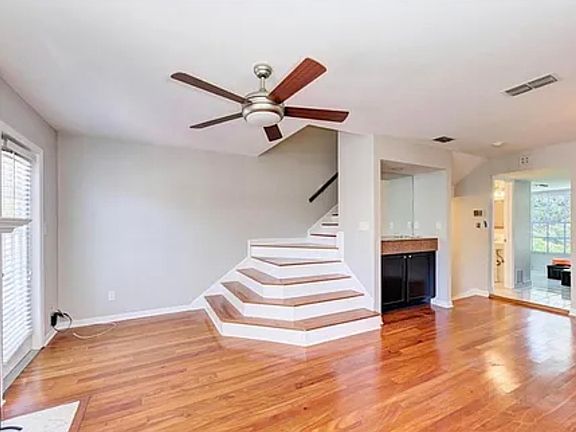 2nd image of 502 S Willow Ave APT 6