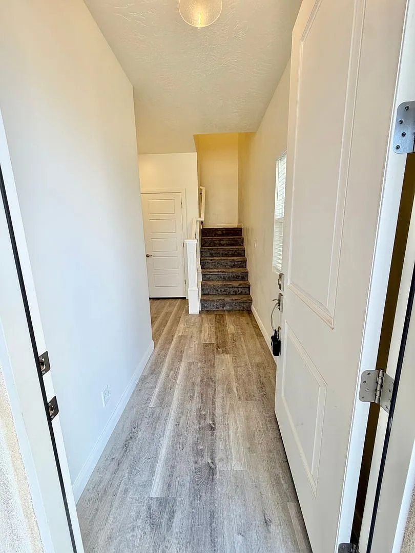 Four Bedroom White Trails Home — Photo 4