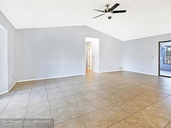 4th image of 201 SW Dalton Cir