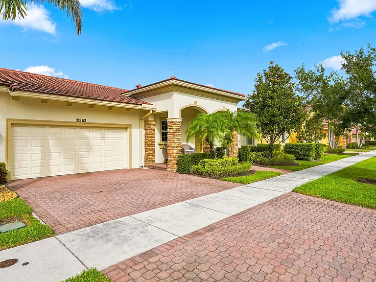 10263 SW Reggiani Rd — Photo 1