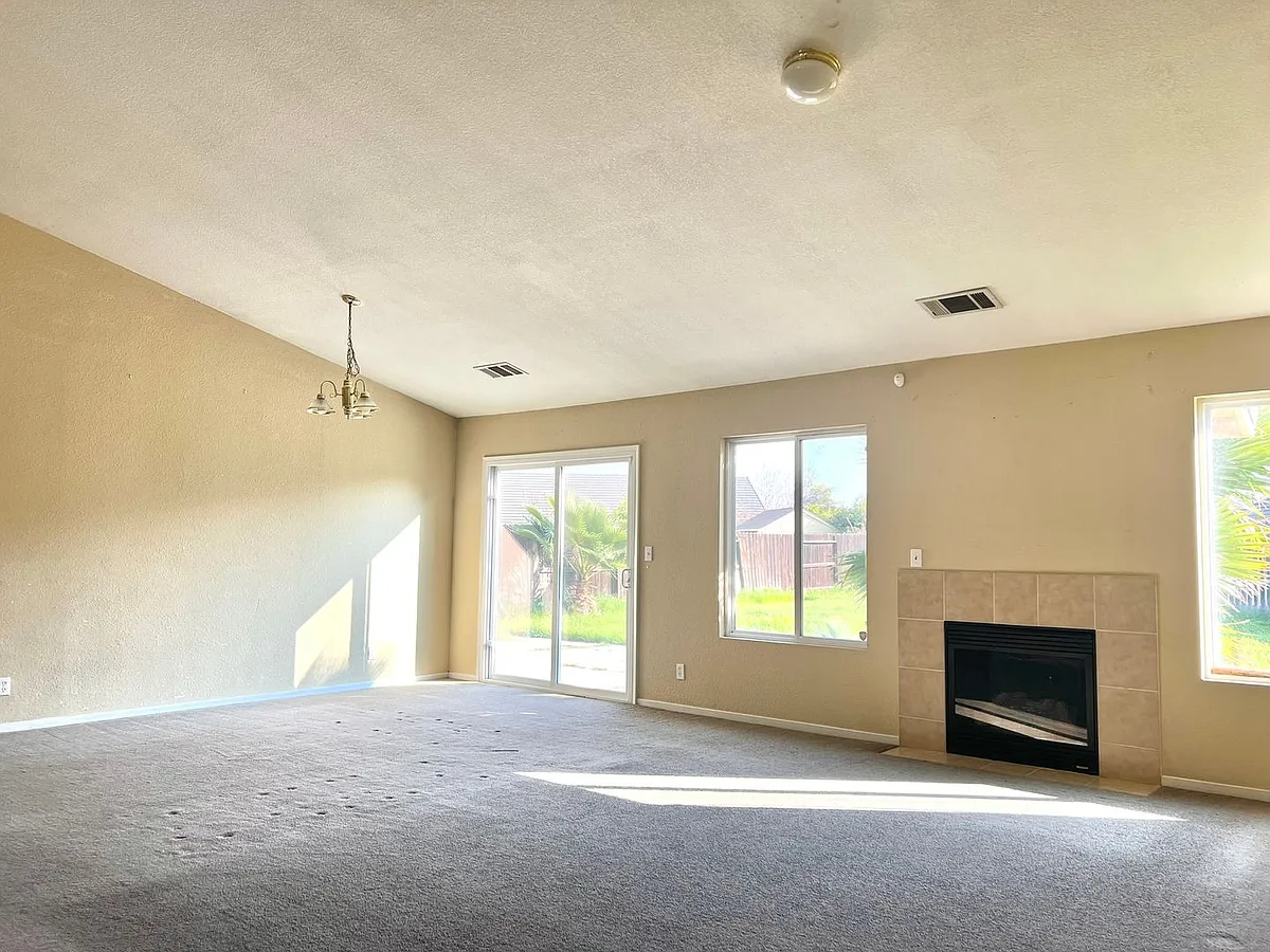 Building Photo - 633 Langley Ct