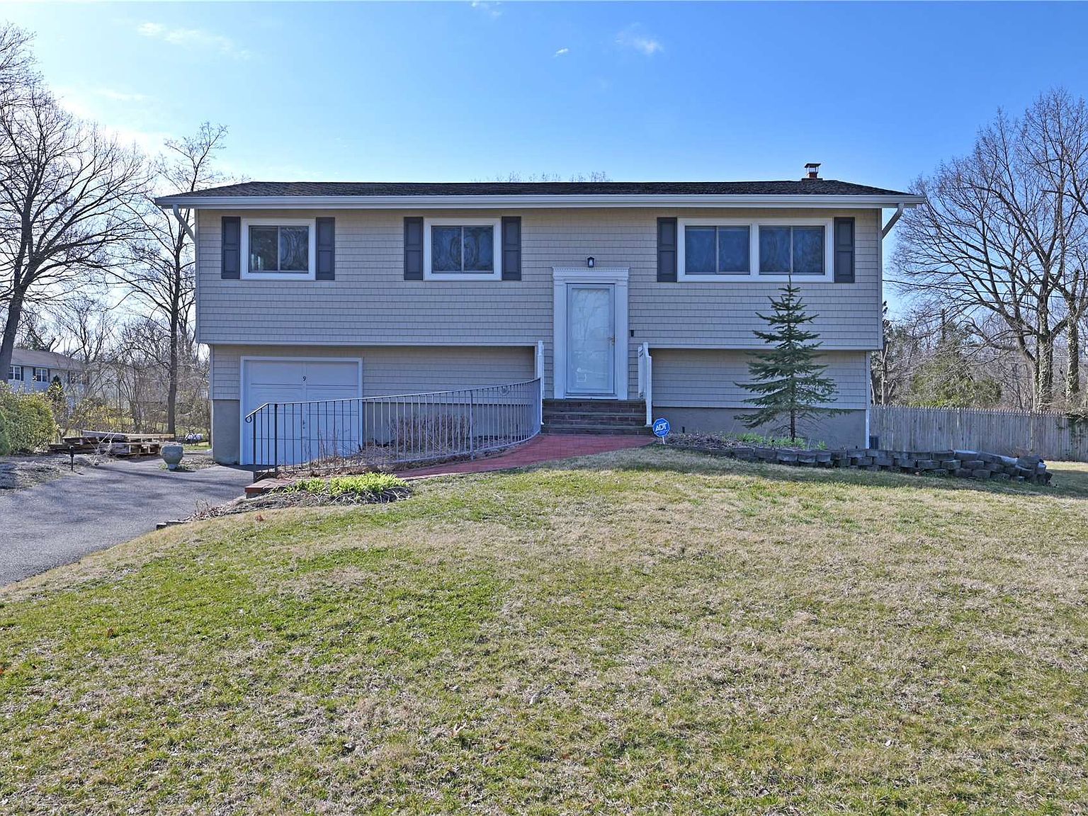 9 Bradley Court, Smithtown, NY 11787 | Zillow