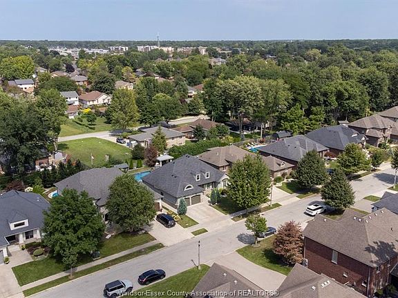 2nd image of 1395 Outram Ave