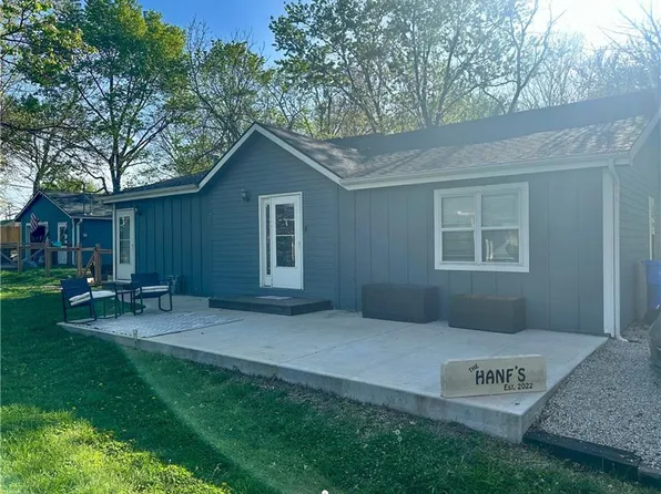 218 W 2nd St, Tonganoxie, KS 66086