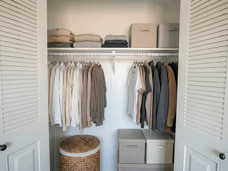 Delaire 31 304 Closet Delaire 31 304 Closet