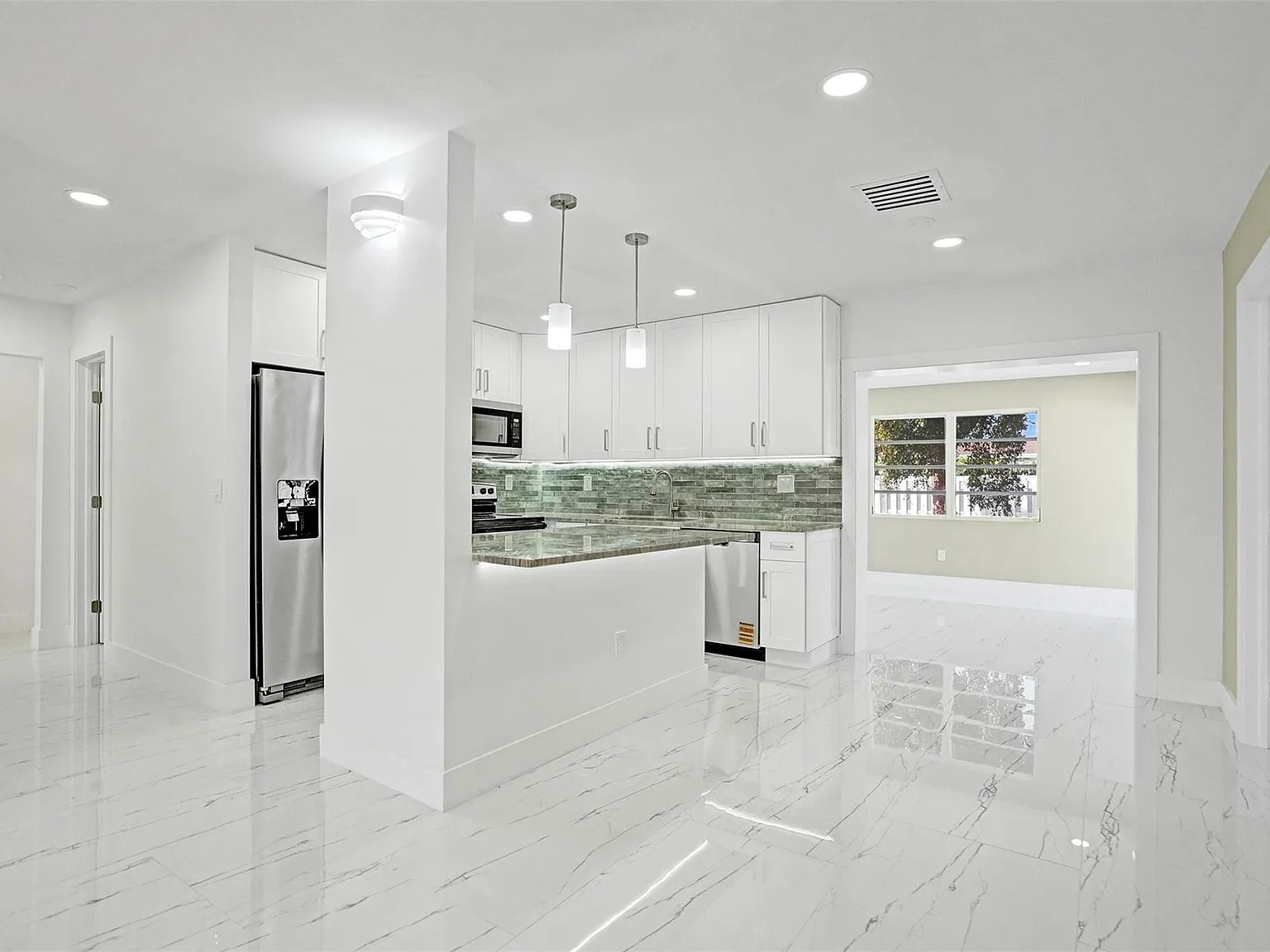 3 bed, 1.0 bath, 1552 sqft, $4,100 — Photo 4