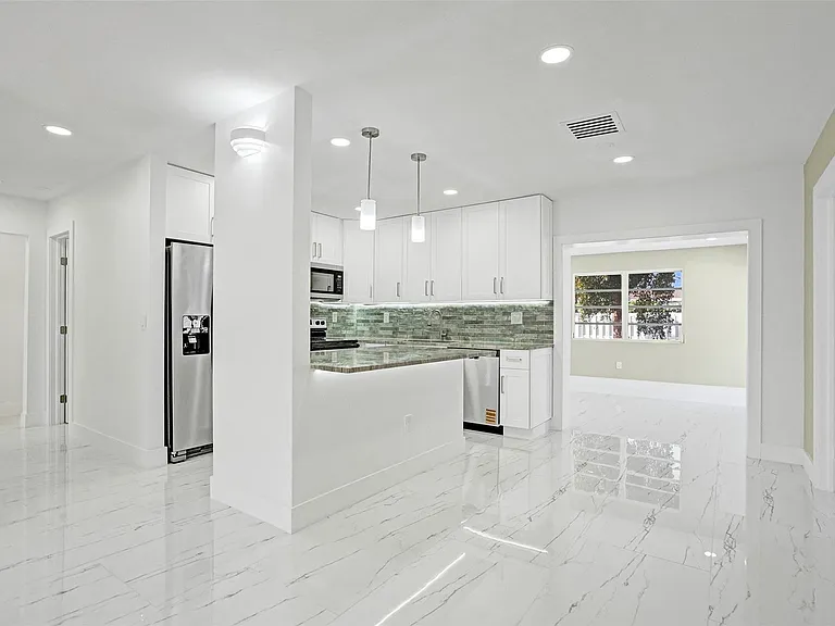 1437 SW 1st Ave — Photo 4