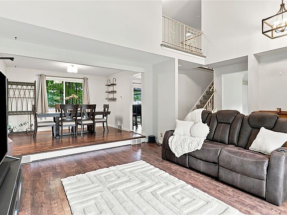 5th image of 304 Orchard Creek Ln