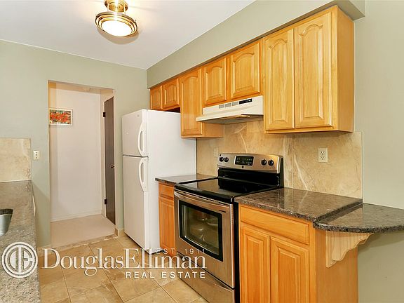 4th image of 98 Tudor Ct