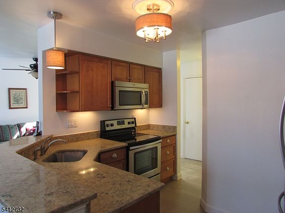 4th image of 5 Weatherhill Rd