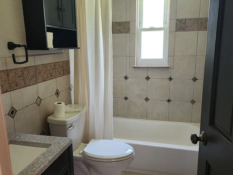 4512 Leslie Ave — Photo 9