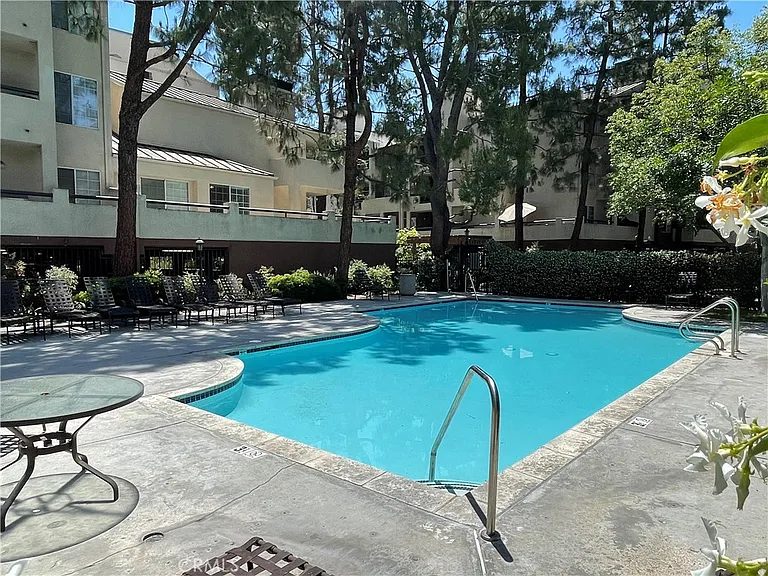 5540 Owensmouth Ave — Photo 18