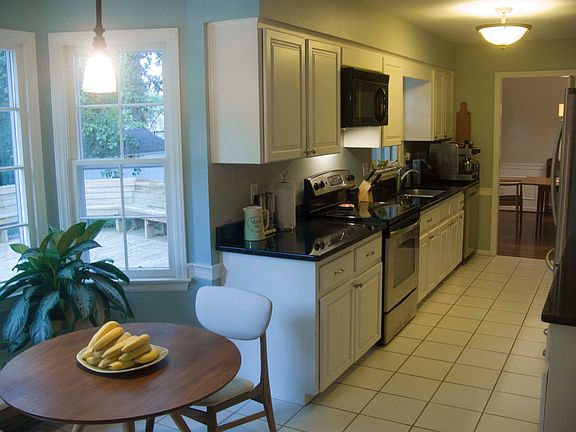 Kitchen w/ bay window