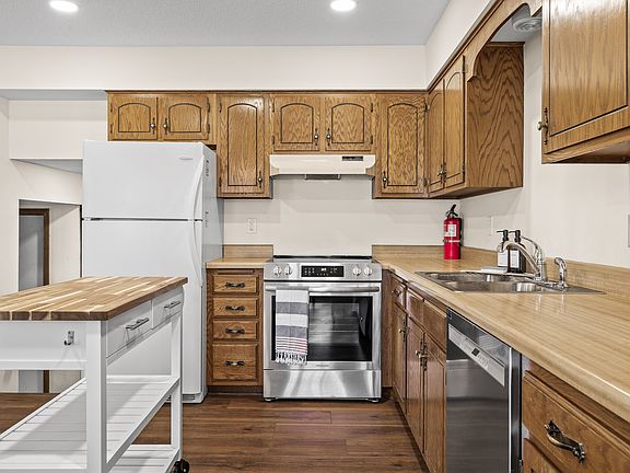 Kitchen- essential cooking appliances and supplies are provided