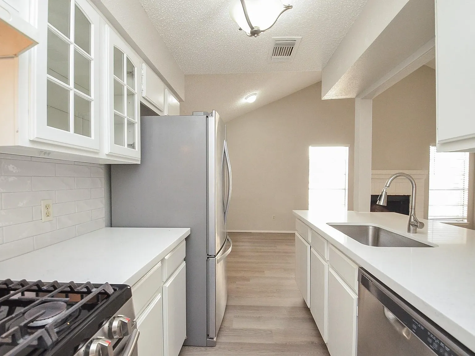 3 bed, 2.0 bath, 1200 sqft, $1,890 — Photo 3