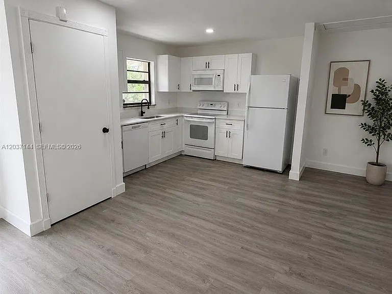 6560 SW 49th St #2 — Photo 2