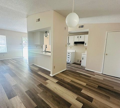 4th image of 7360 Doncaster Ln