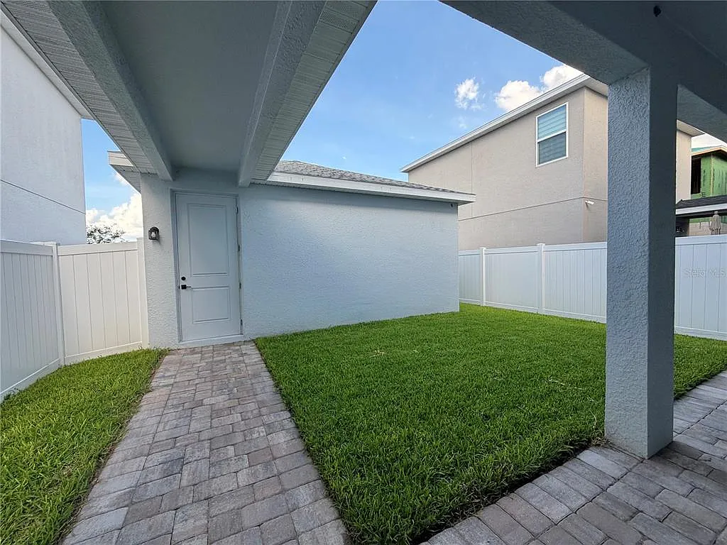 3 bed, 2.5 bath, 1908 sqft, $3,249 — Photo 2