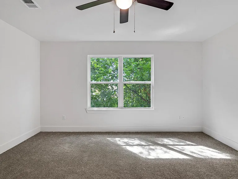 1904 Royal Loop — Photo 11