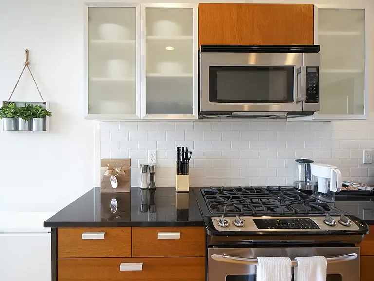 411 Summit Ave E #A — Photo 24