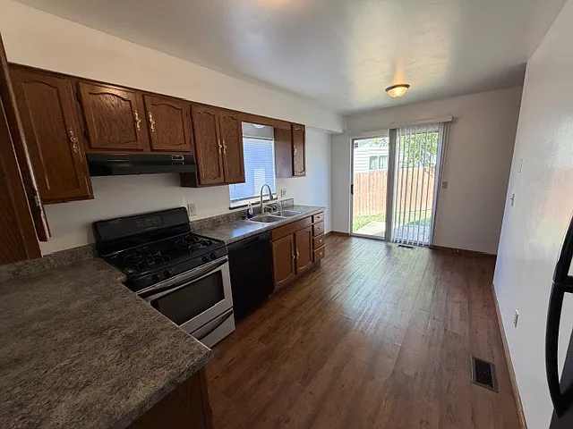 256 Spencer Pl — Photo 5