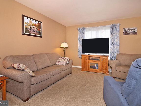 2nd image of 10 Aspen Way