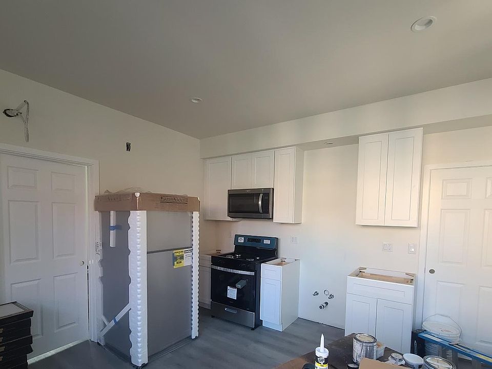 2nd image of 2235 1/2 S Redondo Blvd