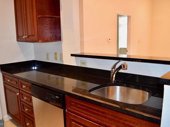 4th image of 309 Holland Ln Unit 111
