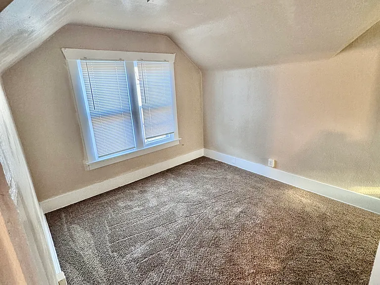 204 W 15th St — Photo 13