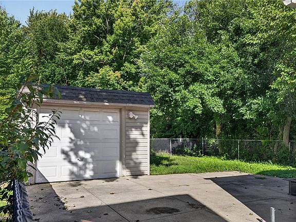 4th image of 1128 Irene Rd