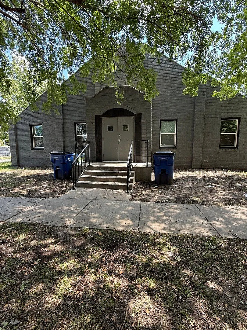 Beautiful 3 Bedroom, 2 Bathroom Quadplex Near Downtown Wichita Modern Amenities & Pet Friendly! — Photo 2