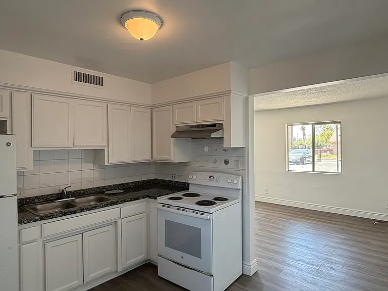 1700 Lincoln St #4 — Photo 3