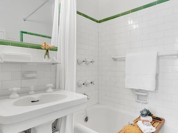 5th image of 25 E End Ave #12D