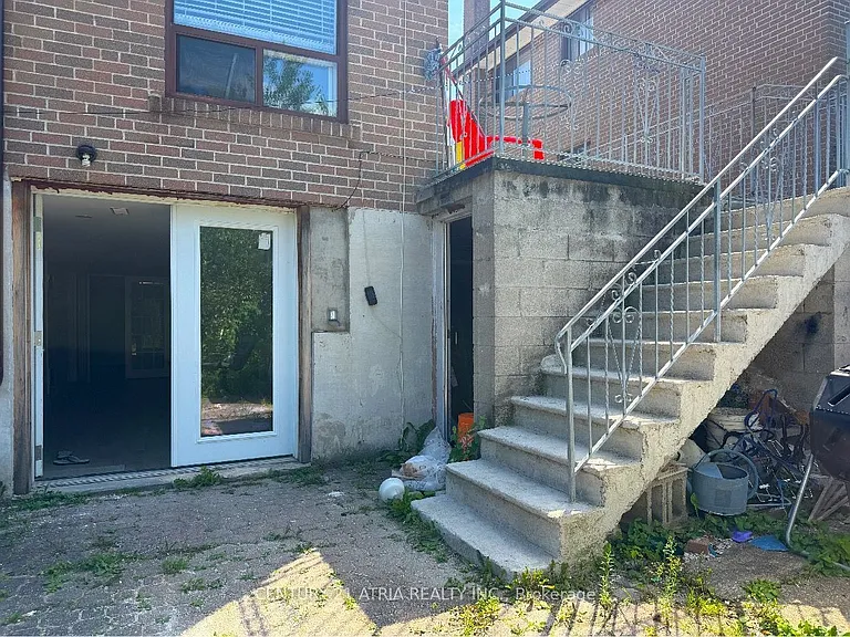 65 Newlin Cres #REAR GROUND FLR — Photo 3