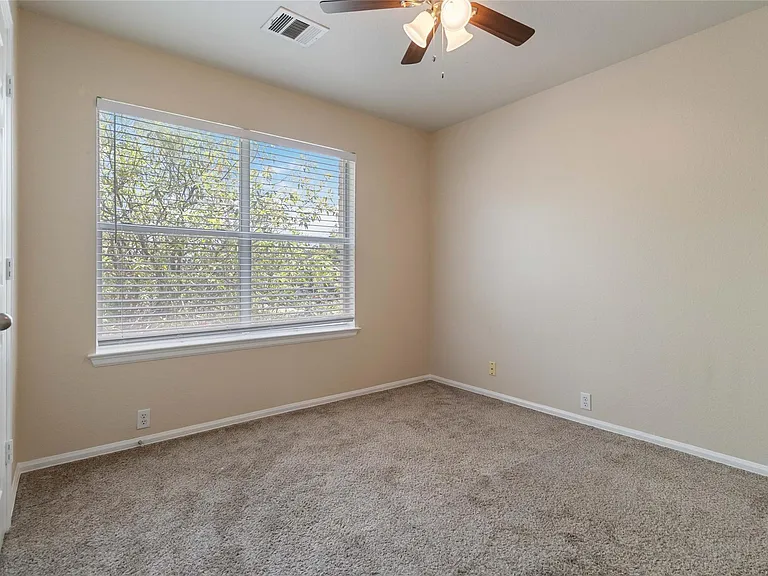 401 Spruce Dr — Photo 18