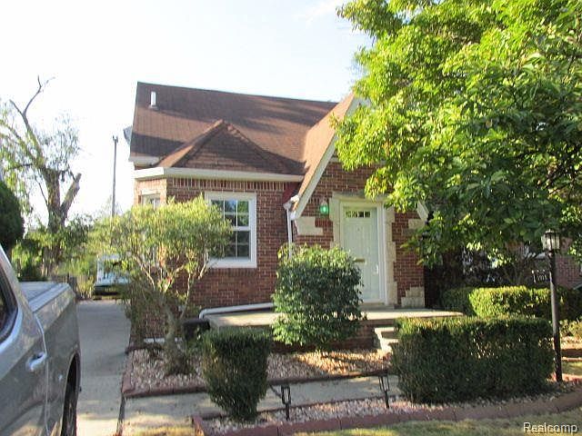 1st image of 1915 Lancaster St