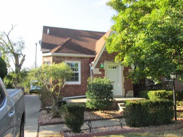 1915 Lancaster St, Grosse Pointe Woods, MI 48236