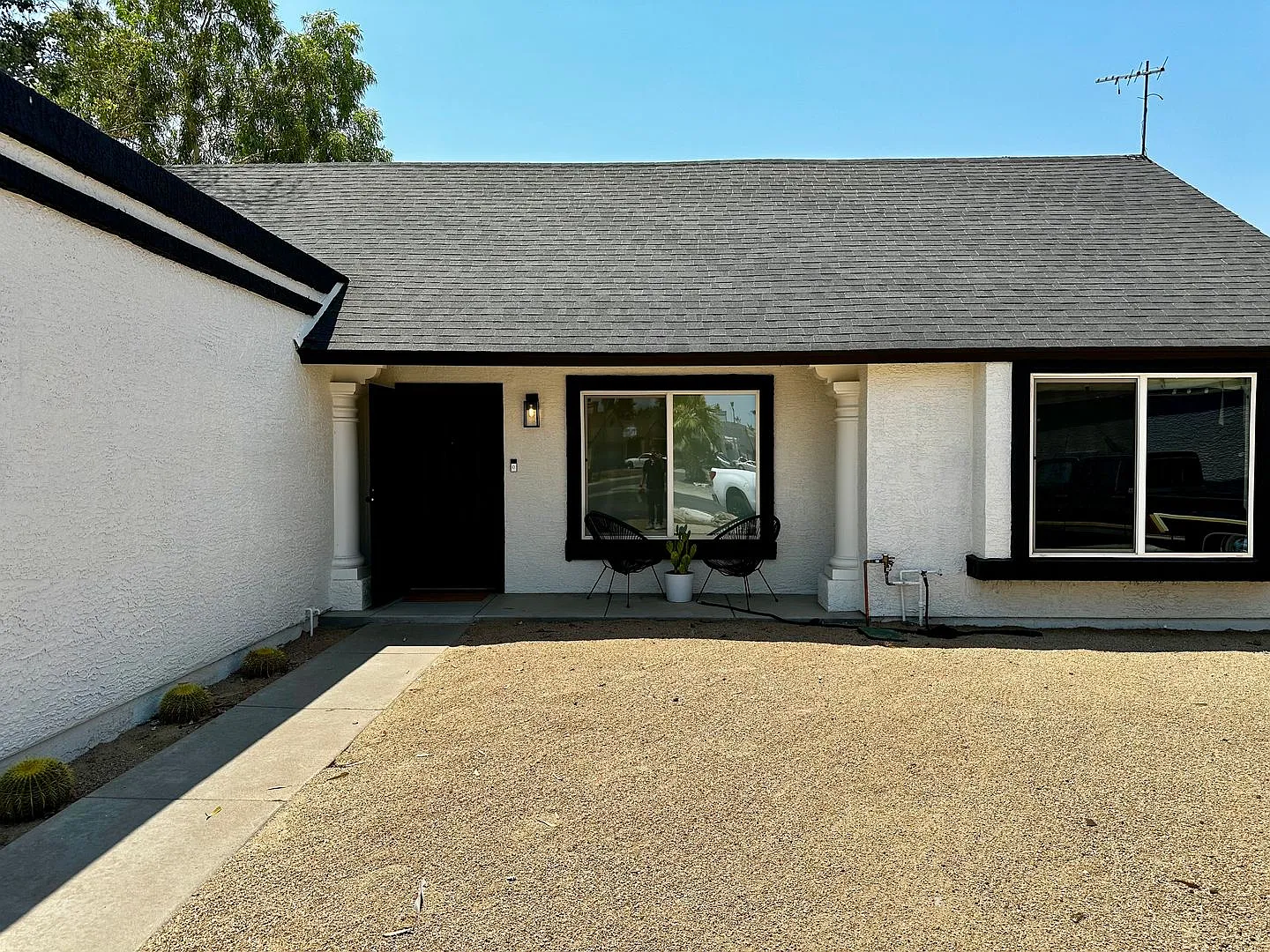 Beautifully Upgraded Home With A Huge Resort-Like Backyard In Glendale — Photo 2