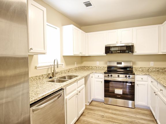 5th image of 605 Carver Ter NE