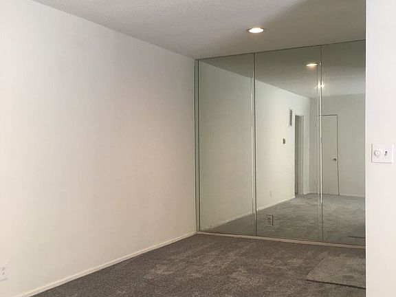 3rd image of 939 Larrabee St APT 3