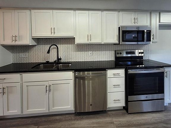3rd image of 806 Westwind Ln