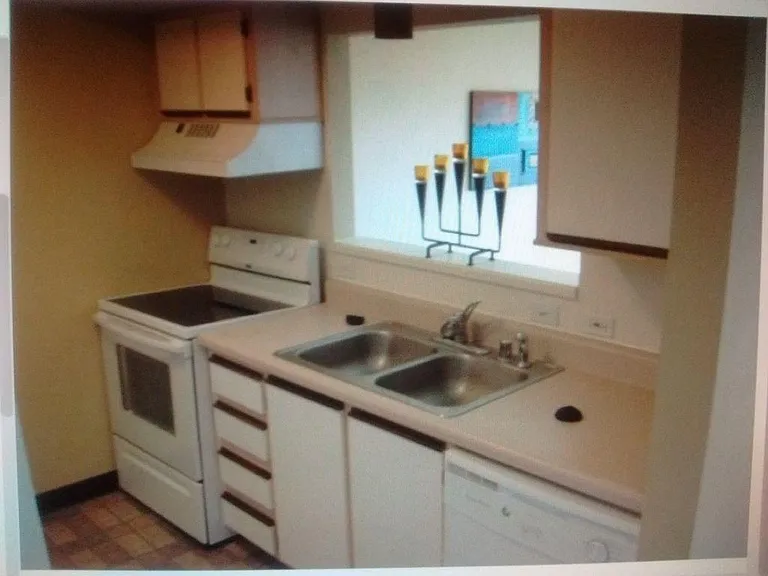 Kitchen new stove/Fridge/Dishwasher