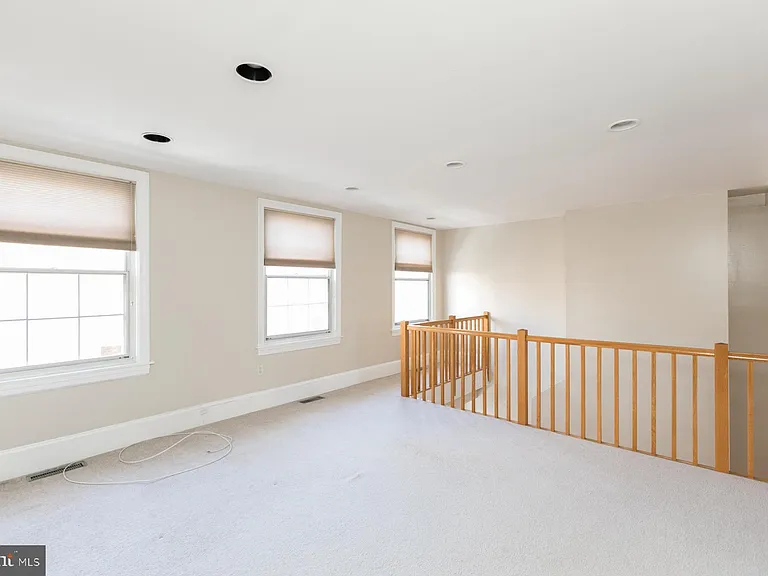 242 S 8th St #4 — Photo 15