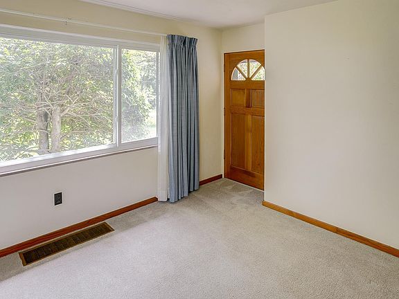 4th image of 8 W Ingle Dr