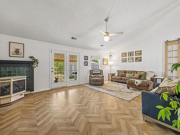 5th image of 422 Lily Pond Ln
