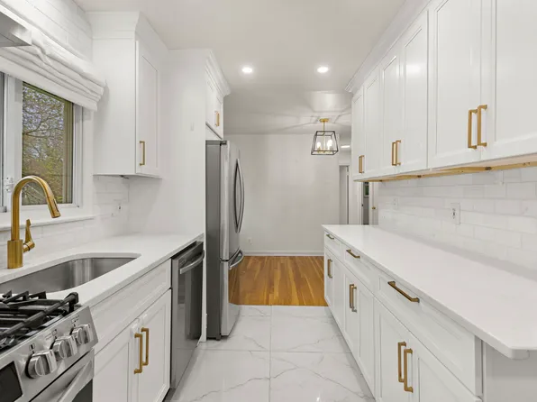 32 Beechwood Rd, Cresskill, NJ 07626