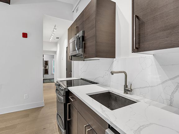 5th image of 182 Waterman St #2B