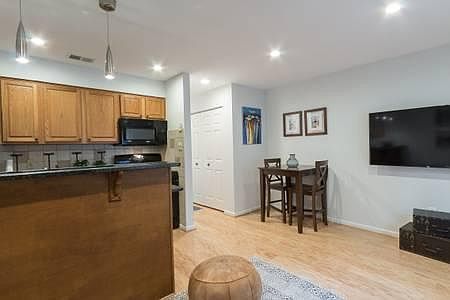 3rd image of 1643 Park Rd NW APT 2